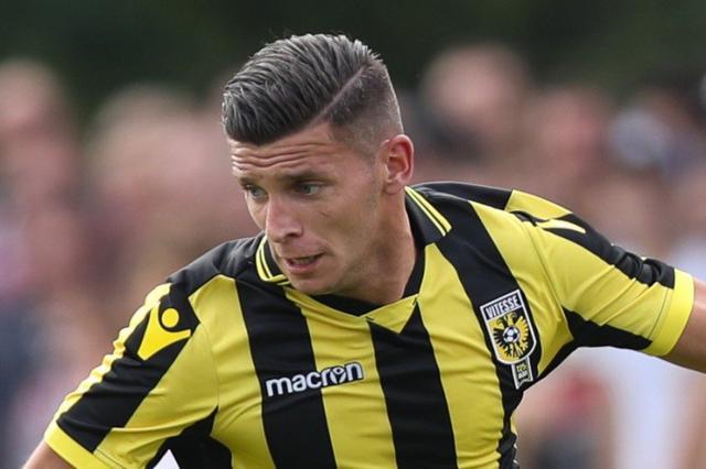 举足轻重的 举足轻重的